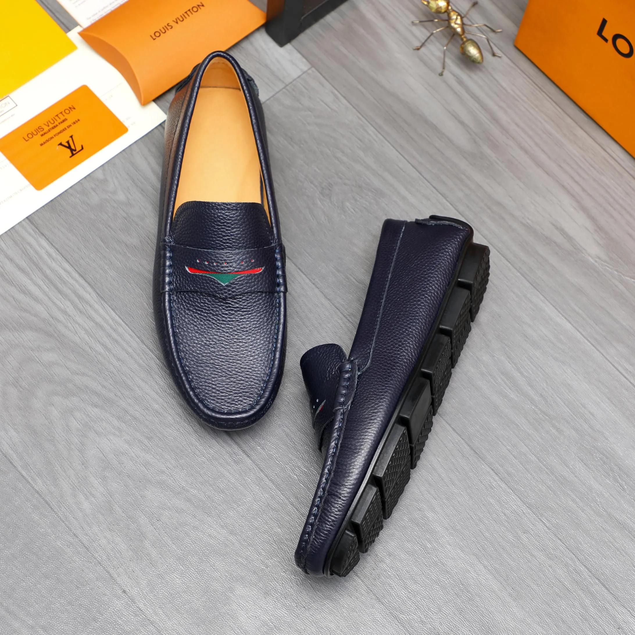 Men's shoes 💰360 Product trademark: LV "Louis Vuitton" casual slip-on men's shoes Regular size: 38-45 Product material: Selected pebbled cowhide upper, pigskin lining, rubber outsole